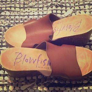 Casual wedge sandal in tan.